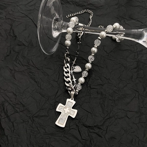 Détail du collier gothique multicouche avec perles, pendentif croix et perles