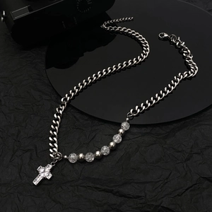 Détail du collier hip hop à maillons cubains avec croix en cristal et perles craquelées