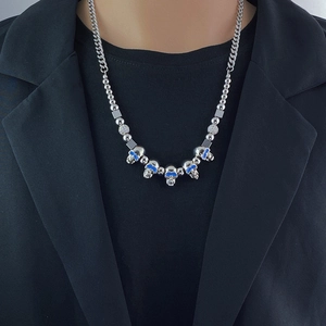 Collier tête de mort hip hop yeux bleus et chaîne gourmette argent sur un mannequin