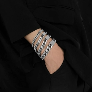 Bracciali a catena cubana unisex in acciaio inossidabile di varie larghezze su sfondo scuro