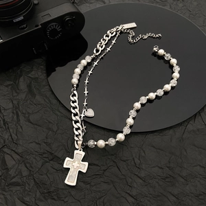 Collier multicouche en acier titane avec pendentif croix, perles et breloque cœur