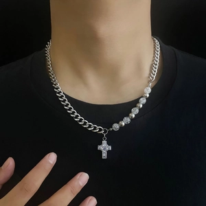 Détail du collier cubain avec pendentif croix étincelant et perles à facettes