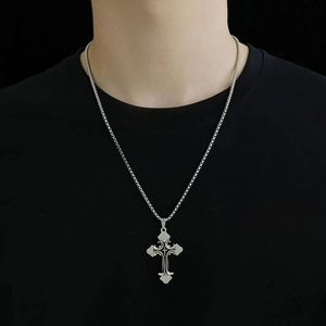Collana con Pendente a Croce Gotica Vintage in Acciaio al Titanio Hip Hop Streetwear Uomo Donna Gioielli in Acciaio Inossidabile