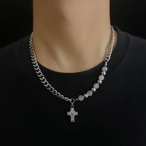 Détail du collier cubain hip-hop avec pendentif croix et maillons en perles mixtes