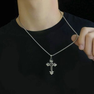 Collana da uomo con ciondolo a croce gotica d'argento e catena box in acciaio inox