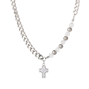 Collier chaîne cubaine et perles avec pendentif croix en strass pour un style streetwear