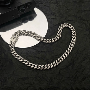 Grosse chaîne Cuban link argentée de style hip-hop avec collier choker poli