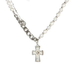 Collier hip hop multicouches avec perles blanches, billes et un grand pendentif croix
