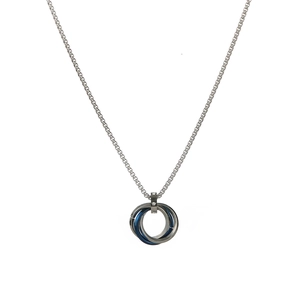 Détail du collier à trois anneaux entrelacés en acier inoxydable bleu et argenté