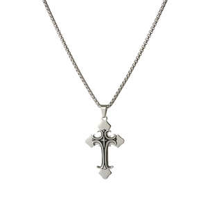 Collana con ciondolo a croce gotica in acciaio al titanio argento con design a strati