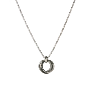 Détail du pendentif triple anneau en argent avec petits cristaux et chaîne fine