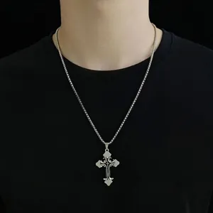 Collana con ciondolo a croce hip hop da uomo in acciaio inossidabile argento su t-shirt