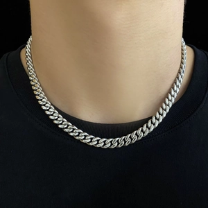 Grosse chaîne cubaine argentée polie collier ras du cou pour homme et femme sur t-shirt noir