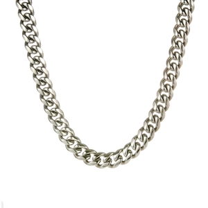 Chaîne cubaine en argent poli avec finition miroir brillante sur un fond blanc neutre