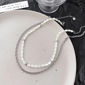 Collana a doppio strato hip hop con perle di conchiglia bianche e catena a croce argentata