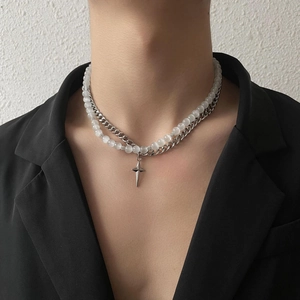 Détail d'un collier double couche avec perles d'opale blanche et un pendentif étoile
