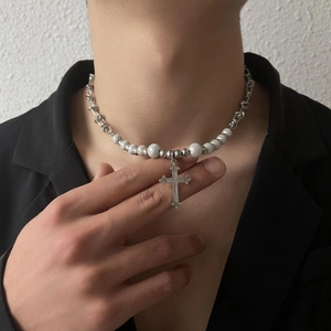 Collier avec pendentif croix, perles blanches et chaîne en métal argenté pour hommes et femmes