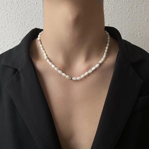 Collana hip hop in acciaio al titanio con perle di conchiglia bianche su blazer