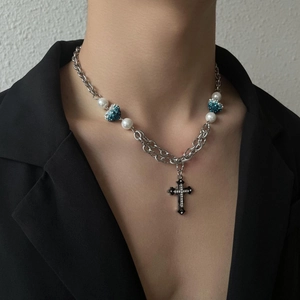 Gothische Kreuzkette mit blauen Herzen und Perlen an einer silbernen Kette