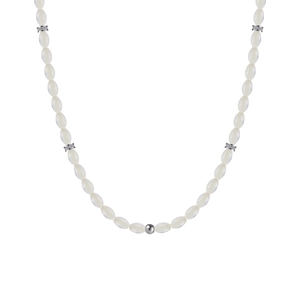Dettaglio della collana di perle bianche con anelli in argento con micro cristalli