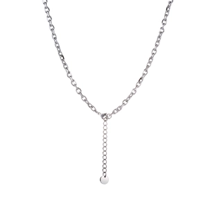 Dettaglio della collana a catena argentata con ciondolo tondo e maglia di estensione