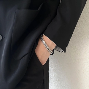 Gros plan de bracelets double épaisseur à mailles épis en acier inoxydable poli argenté