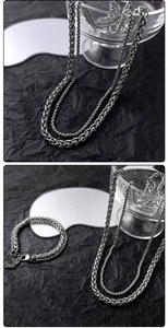 Dettaglio della collana a doppia catena d'argento e del set di bracciali coordinati