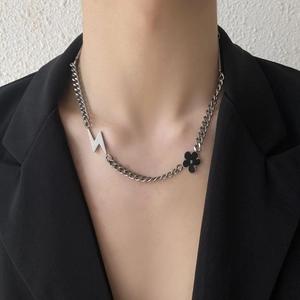 Collier Pendentif Éclair Fleur en Acier au Titane Hip Hop pour Hommes Femmes Vintage Punk Lettrage Chaîne Cubaine Bijoux