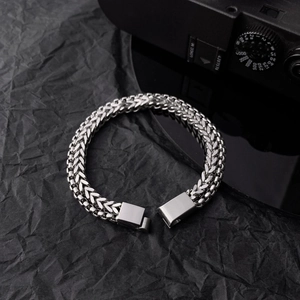 Détail d'un bracelet en maille épi double argentée avec fermoir carré minimaliste