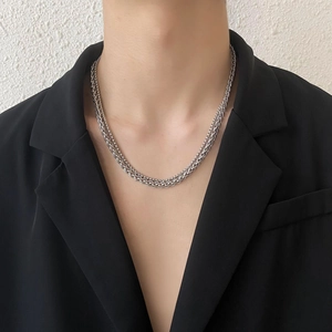 Collana da uomo multistrato minimalista in acciaio al titanio argento con catena intrecciata