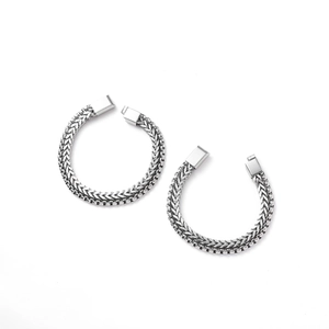 Détail de bracelets double couche en acier inoxydable à maille épi avec fermoir rectangulaire