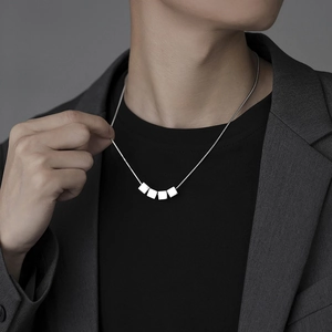 Collier hip-hop minimaliste en acier titane avec pendentif carré sur chaîne serpent