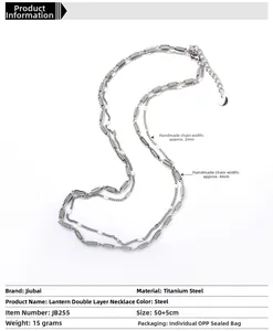 Dettaglio della collana a doppio strato in acciaio al titanio con catene da 2mm e 4mm