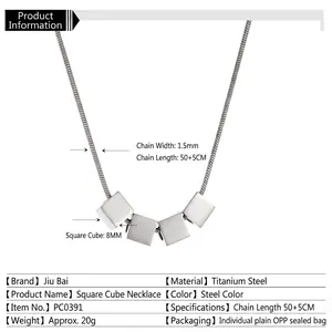 Collier minimaliste en acier titane avec pendentifs carrés de 8mm et chaîne serpent