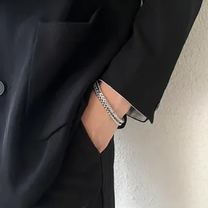 Bracelet double couche en acier titane pour hommes et femmes avec fini argent poli