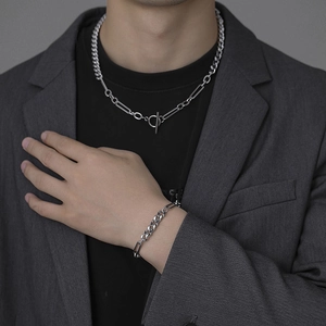 Ensemble collier et bracelet pour hommes en acier titane avec maille gourmette bleue