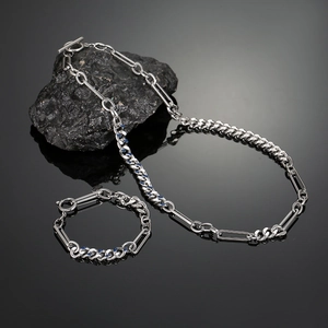 Détail du bracelet gourmette et maille trombone avec accents en émail bleu élégant