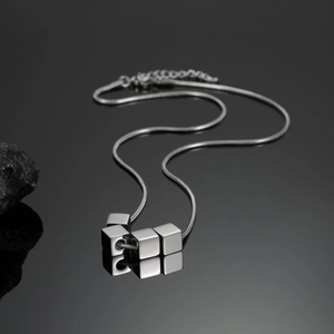 Collier minimaliste en acier titane avec pendentif cube argenté et chaîne serpent fine