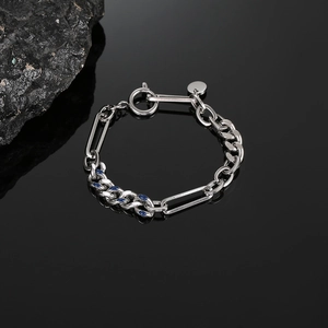 Détail d'un bracelet en acier titane argenté avec maillons cubains en émail bleu