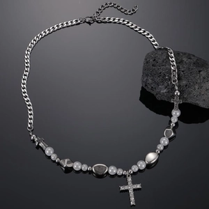 Gotische Kreuzkette mit Perlen und funkelnden Kristallen an kubanischem Gliederarmband