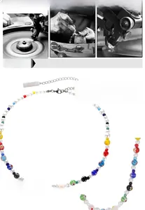 Dettaglio della collana di perline colorate con chiusura a moschettone in acciaio al titanio