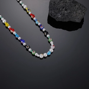 Dettaglio macro delle perline di vetro colorate e perle sulla collana retrò