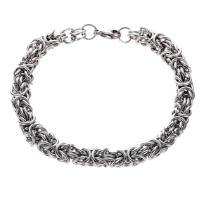 Detailansicht einer silbernen Byzantiner-Kette mit einem stabilen Karabinerverschluss
