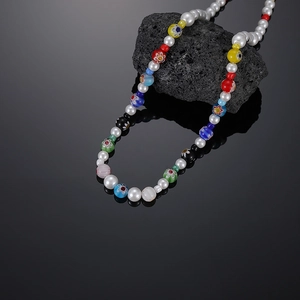 Dettaglio macro della collana di perline a margherita fatta a mano con perle colorate su lava