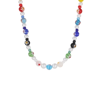 Dettaglio della collana fatta a mano con perline colorate e fiori in vetro millefiori