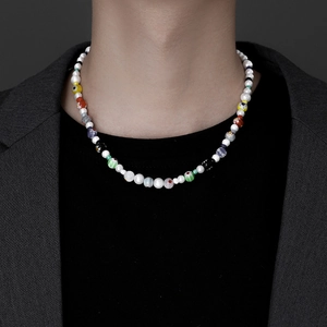 Collana artigianale con perline a margherita colorate e perle bianche per uomo e donna
