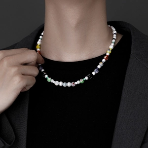 Collana artigianale con perle colorate in vetro millefiori e perle bianche per uomo