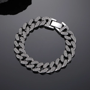 Detailaufnahme eines silbernen Panzerarmbands mit Zirkonia-Steinen und Klappverschluss