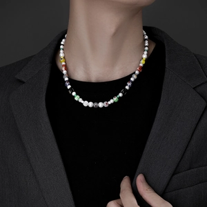 Dettaglio della collana di perle a margherita con perline di vetro colorate su modello