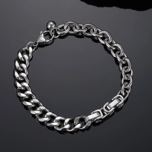 Détail du bracelet gourmette en acier inoxydable argenté avec chaînes de style industriel